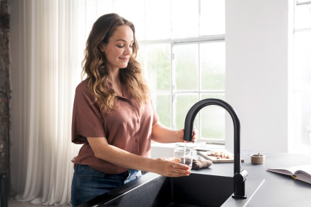 Смеситель для кухни с подключением к фильтру Hansgrohe Aqittura M91 FilterSystem 76803670 черный матовый
