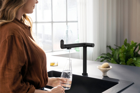 Смеситель для кухни с подключением к фильтру Hansgrohe Aqittura M91 FilterSystem 76804670 черный матовый