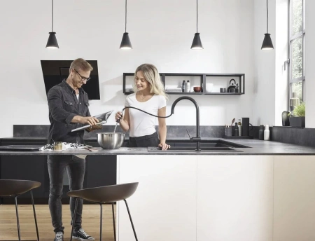Смеситель для кухни с выдвижным изливом Eco Hansgrohe Talis M54 2jet 72842670 черный матовый