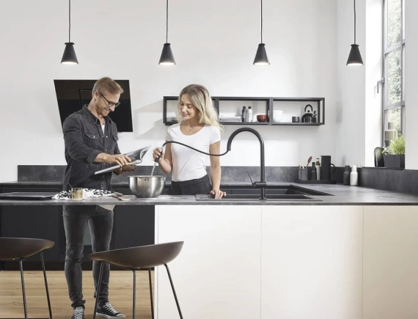 Смеситель для кухни с выдвижным изливом Eco Hansgrohe Talis M54 2jet 72842670 черный матовый