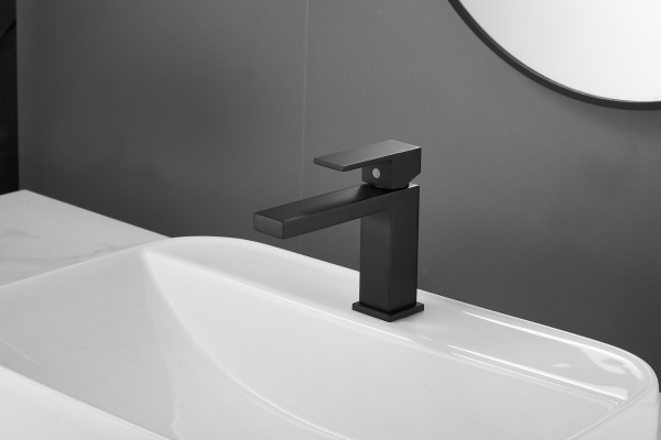 Смеситель для раковины Belz B10672-7, черный Смеситель для раковины Belz B10672-7, черный