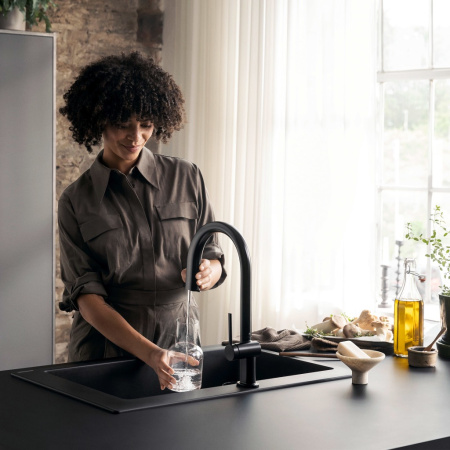 Смеситель для кухни с подключением к фильтру Hansgrohe Aqittura M91 FilterSystem 76803670 черный матовый