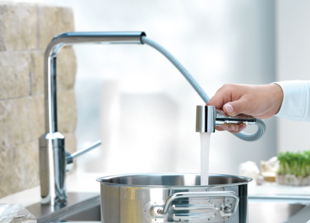 Смеситель для кухни с выдвижным изливом Kludi L-ine 428210577