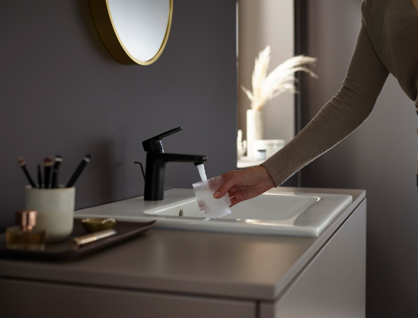 Смеситель для раковины со сливным гарнитуром Hansgrohe Vernis Blend 100 71551670 черный матовый