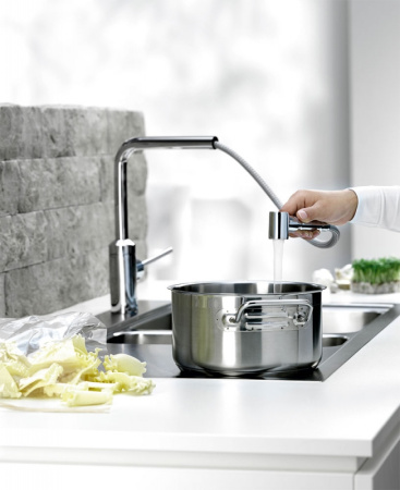 Смеситель для кухни с выдвижным изливом Kludi L-ine 428210577