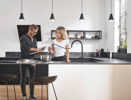 Смеситель для кухни с выдвижным изливом sBox Hansgrohe Talis M54 1jet 72803670 черный матовый