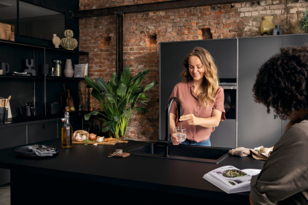 Смеситель для кухни с подключением к фильтру Hansgrohe Aqittura M91 FilterSystem 76803670 черный матовый