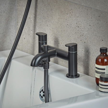 Смеситель на борт ванны с душевым набором Hansgrohe Vernis Blend 71461670 черный матовый