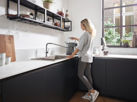 Смеситель для кухни с выдвижным изливом sBox Hansgrohe Talis M54 1jet 72809000 хром