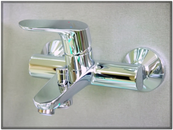 Смеситель для ванны Hansgrohe Focus E2 Hansgrohe 31940000 Смеситель для ванны Hansgrohe Focus E2 Hansgrohe 31940000