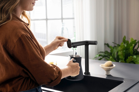 Смеситель для кухни с подключением к фильтру Hansgrohe Aqittura M91 FilterSystem 76804670 черный матовый
