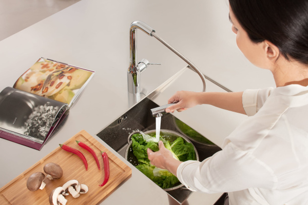Смеситель для кухни с выдвижным изливом Grohe Essence New 30270 000 (30270000) хром