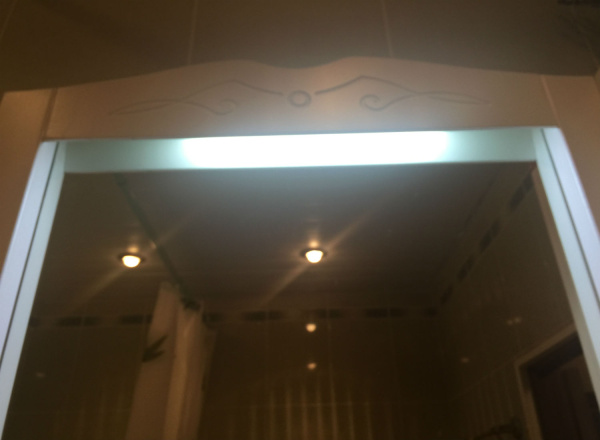 Зеркальный шкаф Orange Классик F7-85ZS3 с подсветкой, молочный белый