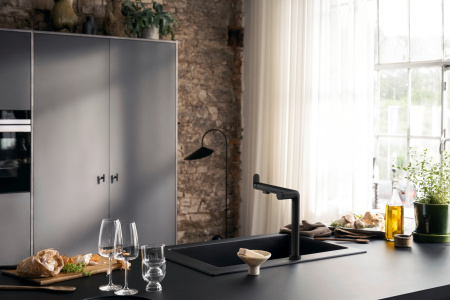 Смеситель для кухни с подключением к фильтру Hansgrohe Aqittura M91 FilterSystem 76804670 черный матовый